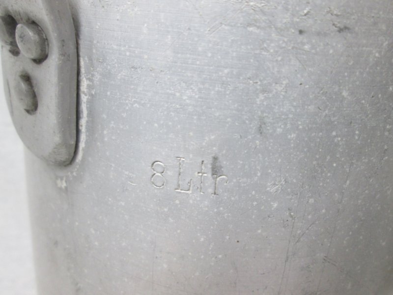 German huge light weight water can 8 liter. marked with the Luftwaffe eagle dated 1936. Duitse aluminium waterkan goed en duidelijk gemarkeerd. grote 8 liter water kan. — image 3
