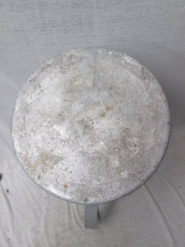 German huge light weight water can 8 liter. marked with the Luftwaffe eagle dated 1936. Duitse aluminium waterkan goed en duidelijk gemarkeerd. grote 8 liter water kan. — image 5