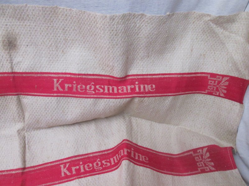 Towel of the German navy, Handdoek van de Duitse Kriegsmarine. rood en dubbele banen. zeer decoratief stuk. — image 2