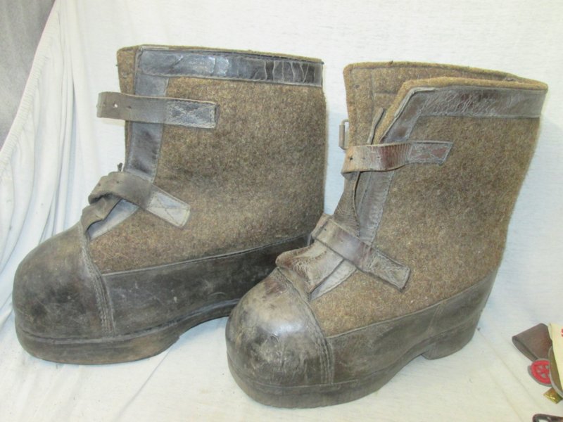 German felt and leather over boots, Duitse Wachstiefel. van vilt met een houten zool, Oostfront item zeer apart. — image 2