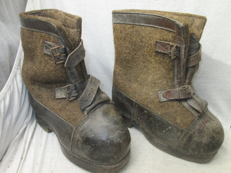 German felt and leather over boots, Duitse Wachstiefel. van vilt met een houten zool, Oostfront item zeer apart. — image 3