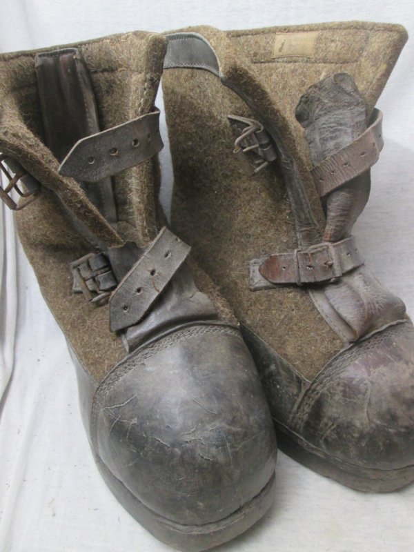German felt and leather over boots, Duitse Wachstiefel. van vilt met een houten zool, Oostfront item zeer apart. — image 5
