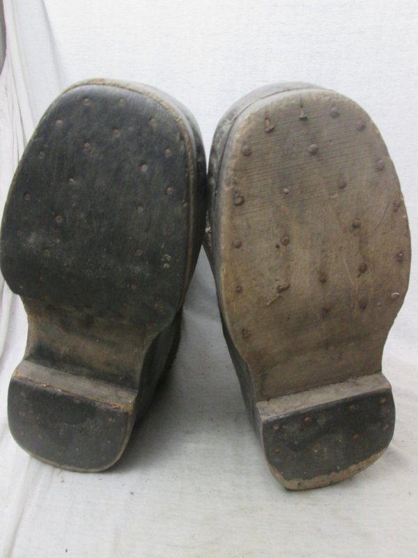 German felt and leather over boots, Duitse Wachstiefel. van vilt met een houten zool, Oostfront item zeer apart. — image 6