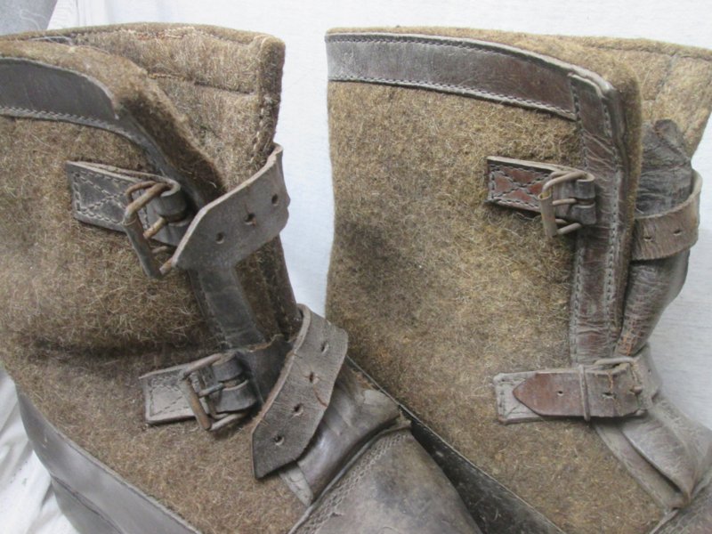 German felt and leather over boots, Duitse Wachstiefel. van vilt met een houten zool, Oostfront item zeer apart. — image 7