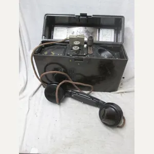 German feldfernsprecher fieldtelephone F-33. Duitse veldtelefoon, geheel compleet.