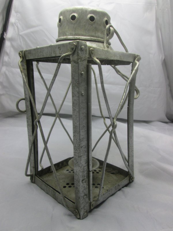 German air force lamp nicely marked without the glasses. Duitse aluminium lamp met Luftwaffe adelaar en datum, helaas zonder glas. verder zeer nette staat. — image 2