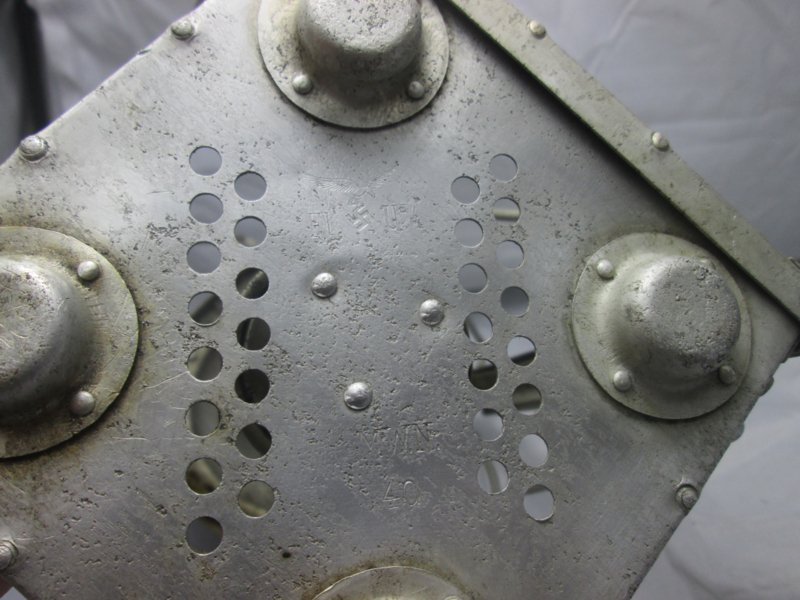 German air force lamp nicely marked without the glasses. Duitse aluminium lamp met Luftwaffe adelaar en datum, helaas zonder glas. verder zeer nette staat. — image 3