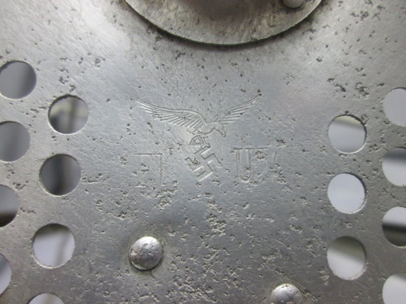 German air force lamp nicely marked without the glasses. Duitse aluminium lamp met Luftwaffe adelaar en datum, helaas zonder glas. verder zeer nette staat. — image 4