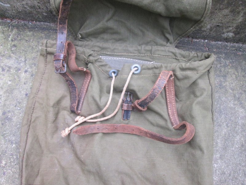 German backpack late war production. Duitse artillerie Wehrmacht rugzak, met markering en extra riemen. zeer apart. laat oorlogse produktie. — image 2