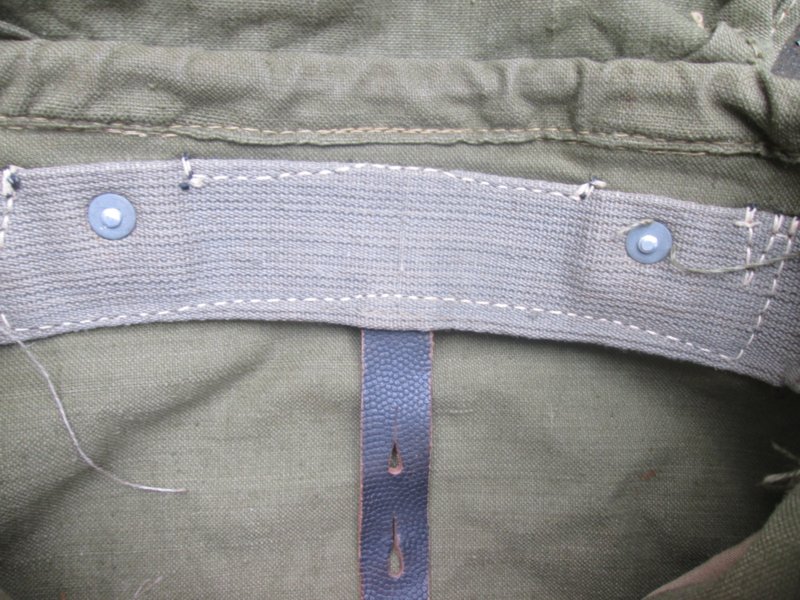 German backpack late war production. Duitse artillerie Wehrmacht rugzak, met markering en extra riemen. zeer apart. laat oorlogse produktie. — image 3