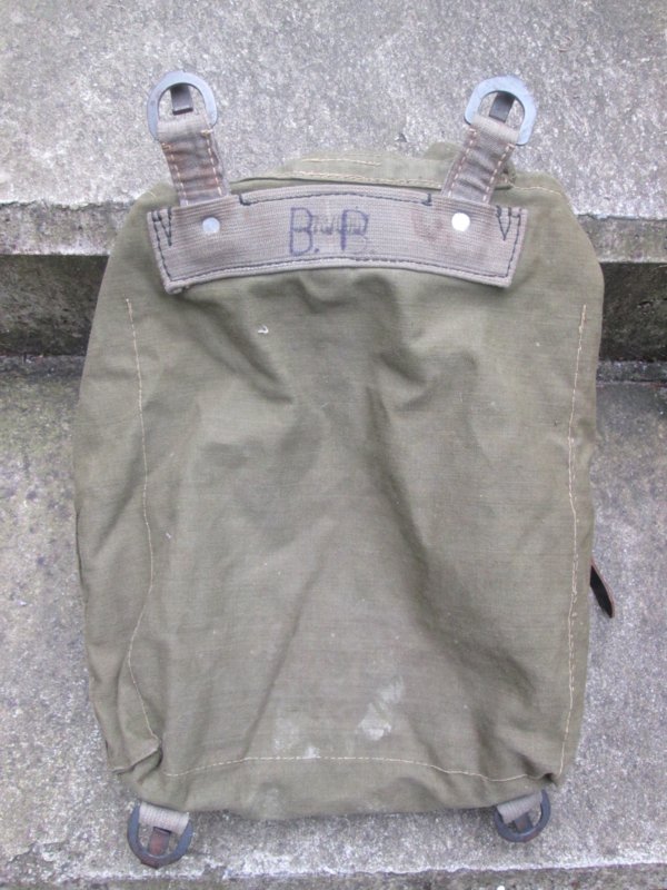 German backpack late war production. Duitse artillerie Wehrmacht rugzak, met markering en extra riemen. zeer apart. laat oorlogse produktie. — image 4