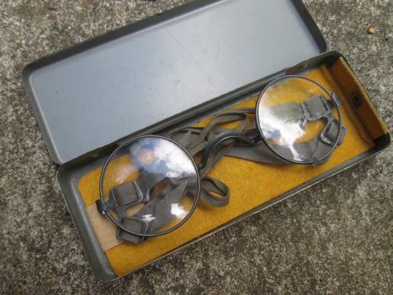 German glasses for the gasmask in metal box. Duitse bril voor het gasmasker, MASKEN- BRILLE. leuk origineel item. — image 3