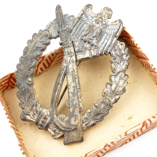 Infantry Assault Badge in Silver in Half Box — image 2