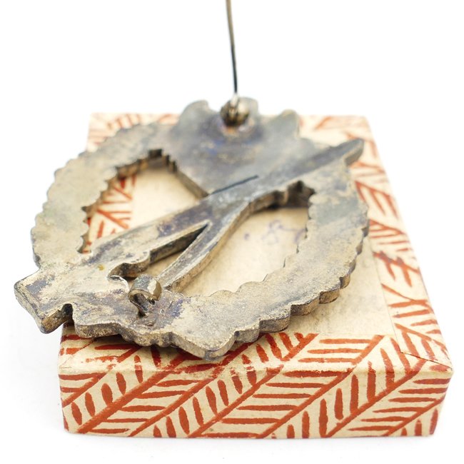 Infantry Assault Badge in Silver in Half Box — image 5