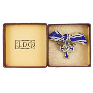 Cased Miniature Mothers Cross in Silver 'L/16'