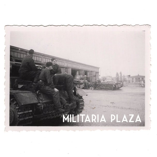 Set of 3 WH (Heer) 'Panzer III' Photographs — image 4
