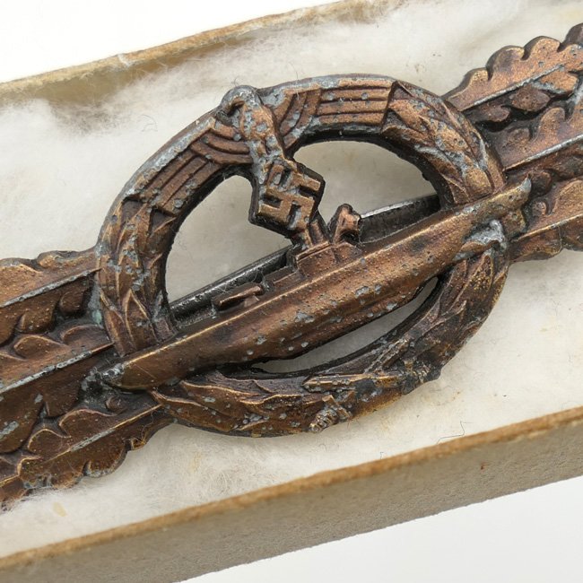Kriegsmarine U-Boat Front Clasp in Bronze in Box — image 3
