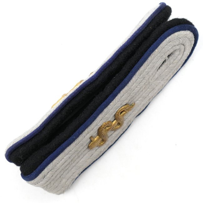 Waffen-SS Medical Untersturmführer's Shoulder Boards — image 3