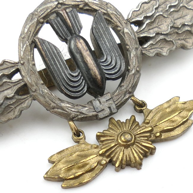 LW 'Frontflugspange für Kampfflieger' in Gold with Pendant — image 3