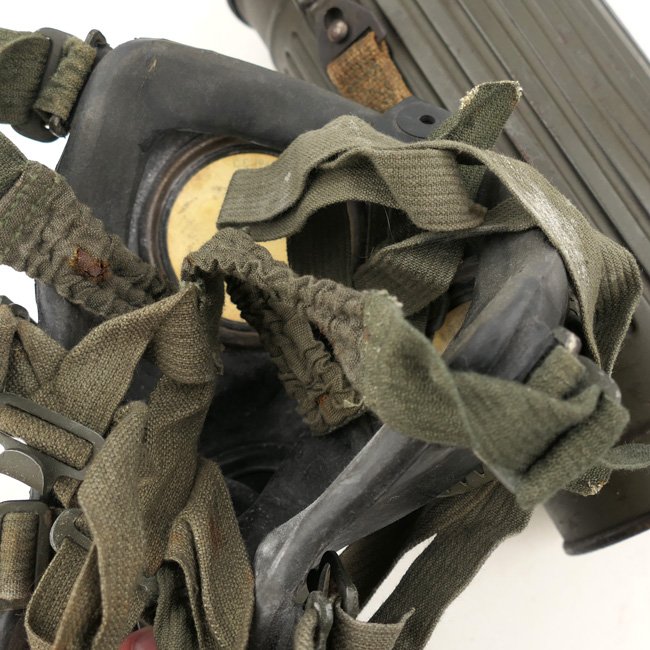 Late war WH (Heer) Gasmask with Canister — image 9