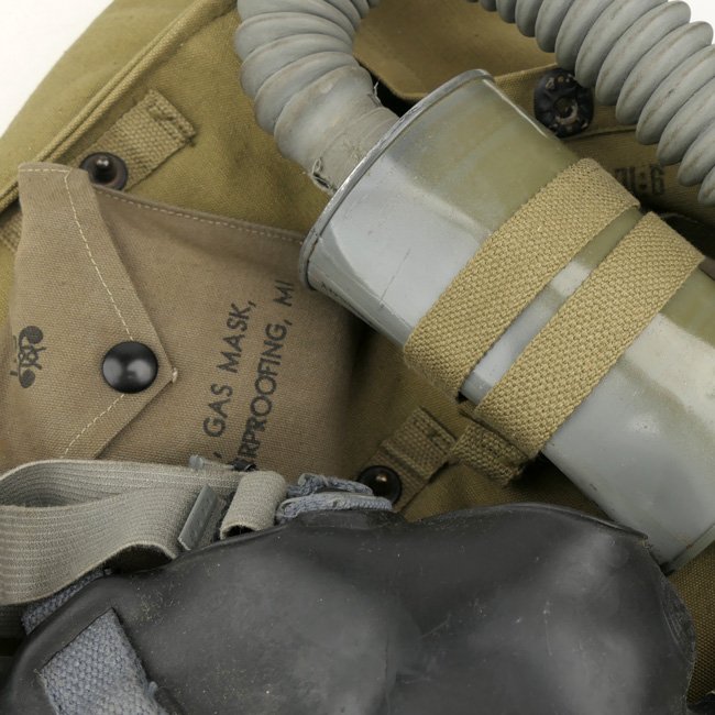 US Lightweight Service Gasmask with Carrying Bag — image 5