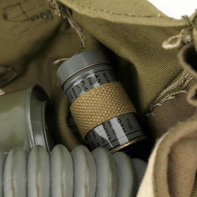US Lightweight Service Gasmask with Carrying Bag — image 6