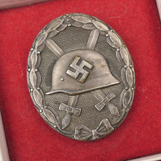 Cased Wound Badge in Silver — image 2