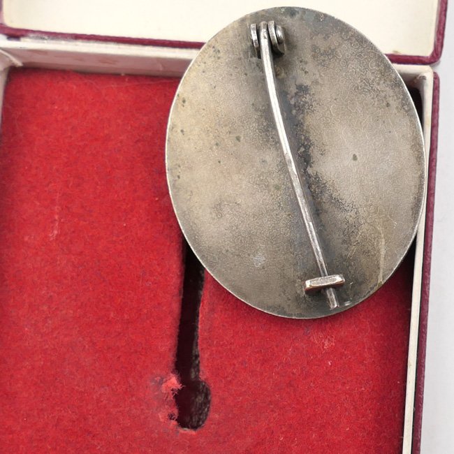 Cased Wound Badge in Silver — image 3