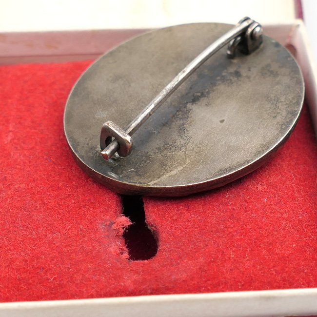 Cased Wound Badge in Silver — image 4