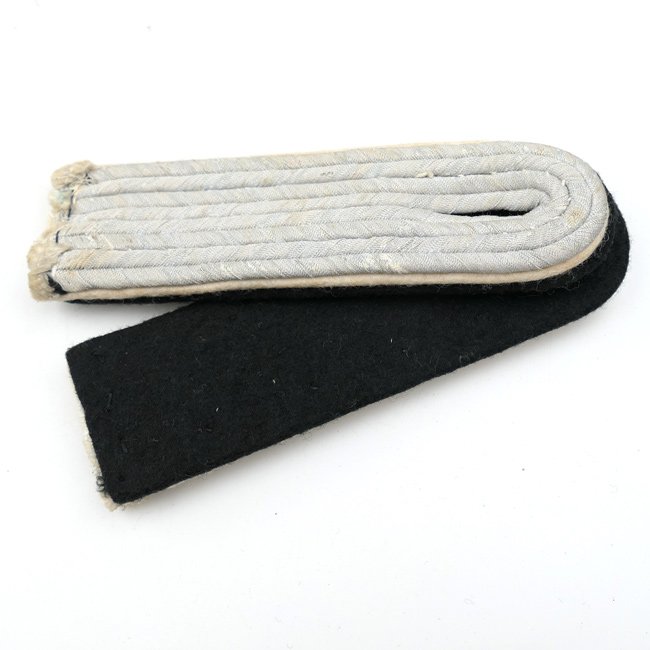 Waffen-SS Untersturmführer's Shoulder Boards — image 2