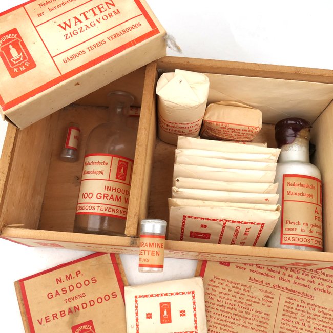 Dutch Gas Protection and First Aid Box — image 2