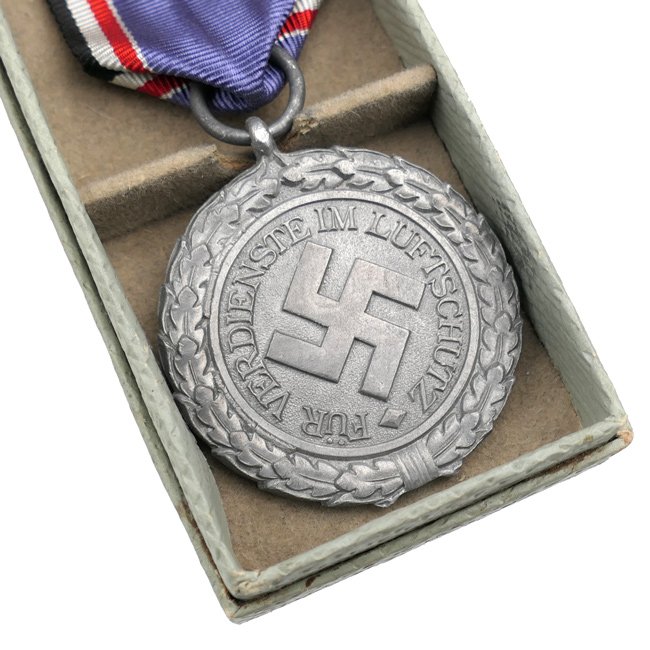 Cased 'Luftschutz-Ehrenzeichen' — image 2