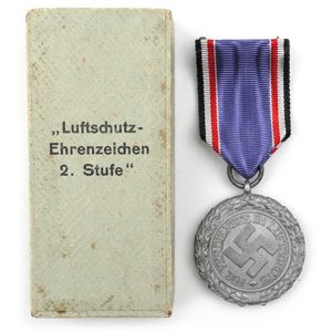 Cased 'Luftschutz-Ehrenzeichen'