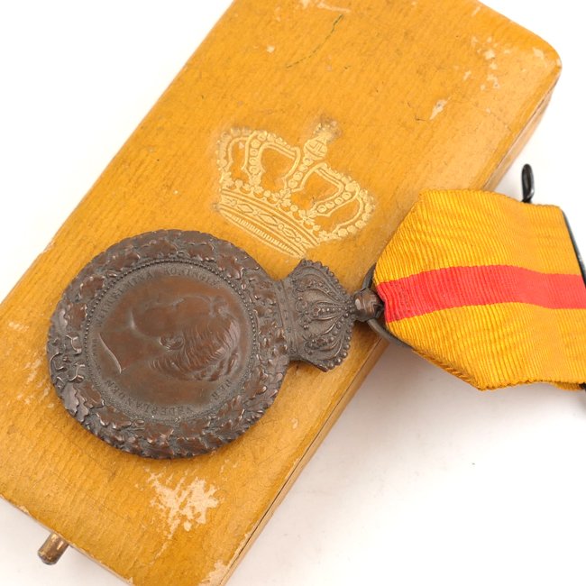 Cased Dutch Honorary Medal for Charitable Assistance — image 2