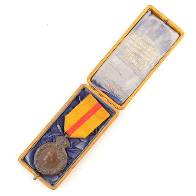 Cased Dutch Honorary Medal for Charitable Assistance — image 3