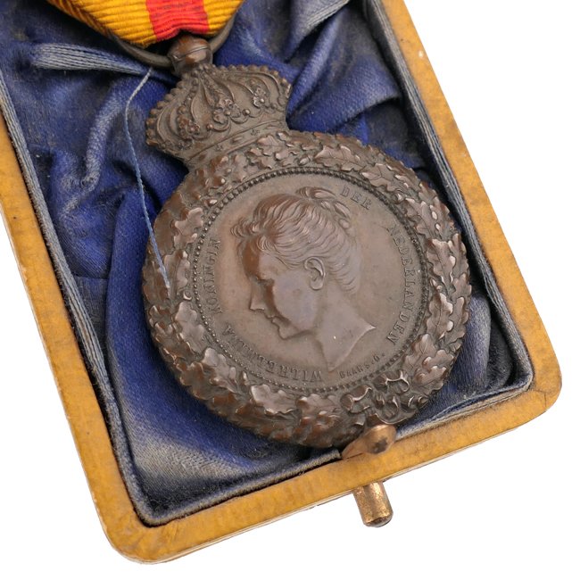 Cased Dutch Honorary Medal for Charitable Assistance — image 5