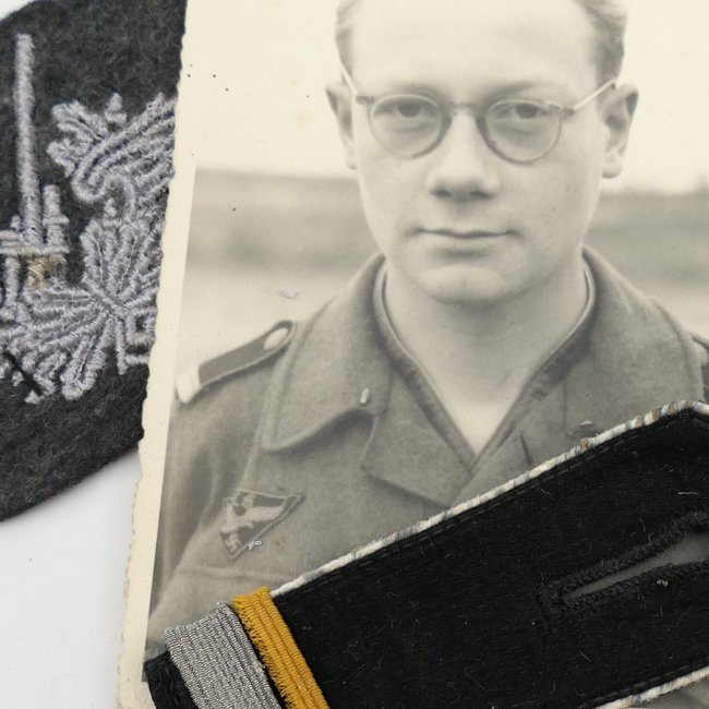 Small 'Flakhelfer' Grouping — image 2