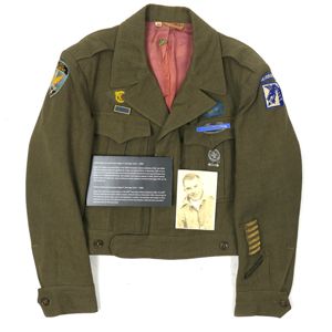 WW2 US Uniform Jacket of Paratrooper 'Roger P. Derringer'