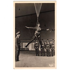'Fallschirmjäger bei der Ausbildung' Postcard