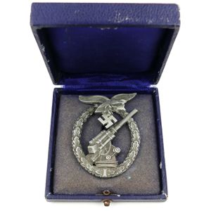 Cased Luftwaffe 'Flakkampfabzeichen'