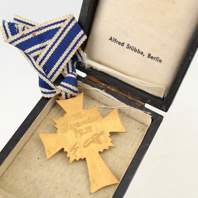 Cased Mother's Cross in Gold — image 3