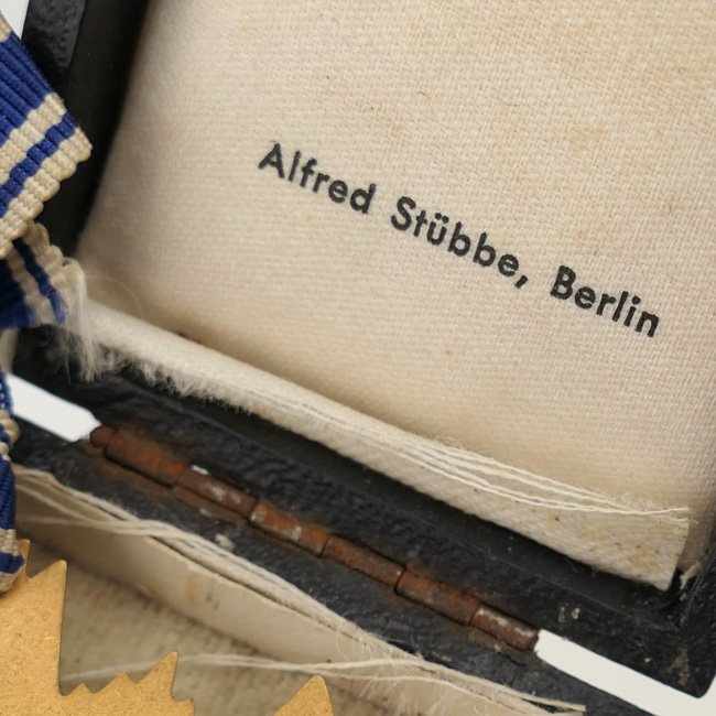 Cased Mother's Cross in Gold — image 4