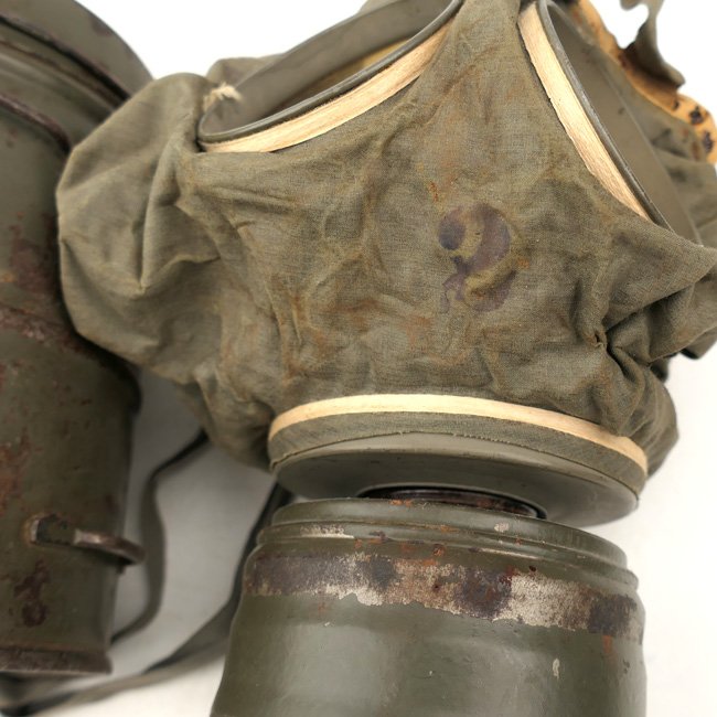 WW1 German M15 Gasmask with Canister — image 2