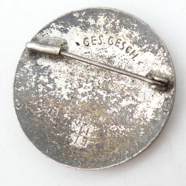 DRK 'Helferin' Brooch — image 4