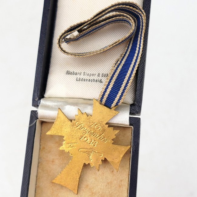 Cased Mother's Cross in Gold — image 3