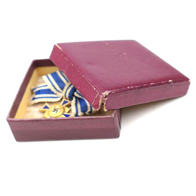 Cased Miniature Mothers Cross in Gold 'L/11' — image 3