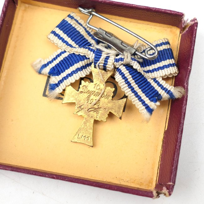 Cased Miniature Mothers Cross in Gold 'L/11' — image 4