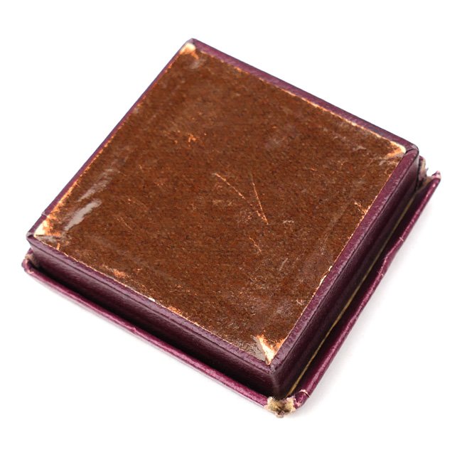 Cased Miniature Mothers Cross in Gold 'L/11' — image 5