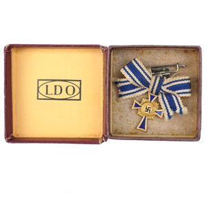 Cased Miniature Mothers Cross in Gold 'L/11'