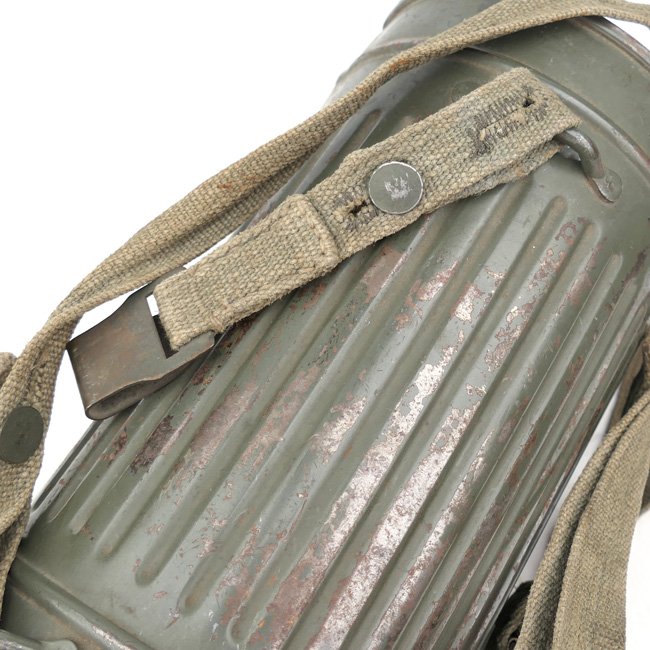 WH (Heer) Gasmask with short type Canister — image 10